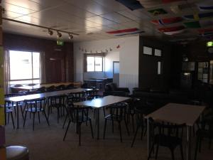 
A restaurant or other place to eat at Warrnambool Beach Backpackers

