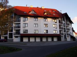 un grande edificio bianco con tetto rosso di Apartmán Chlupáč a Harrachov