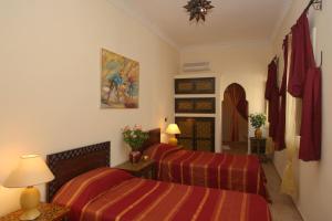 Katil atau katil-katil dalam bilik di Riad petit Karmela