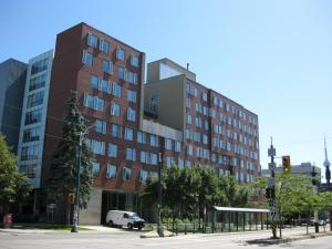 un edificio all'angolo di una strada cittadina di University of Toronto-New College Residence-45 Willcocks Residence a Toronto
