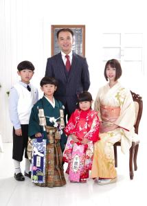 a man and his family posing for a picture at Morizuya in Toyooka