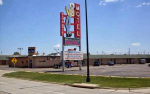 un panneau du motel devant un parking dans l'établissement Western Holiday Motel, à Wichita