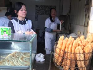入住《小风小物逛杭州》作者的书房，散步到西湖的客人
