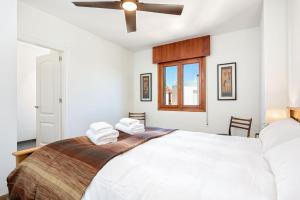 Posteľ alebo postele v izbe v ubytovaní Mary Apartment in Malaga by Solaga Holiday Homes