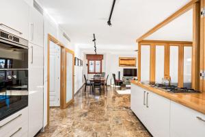Kuchyňa alebo kuchynka v ubytovaní Mary Apartment in Malaga by Solaga Holiday Homes