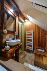 Koupelna v ubytování Villa Les with Hot tub & Sauna