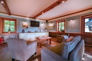 TV a/nebo společenská místnost v ubytování Villa Les with Hot tub & Sauna