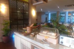 Restoran või mõni muu söögikoht majutusasutuses Lombok Raya Hotel
