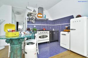 
A kitchen or kitchenette at Luxury Apartment Delft VI Royal View
