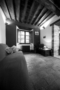 Cette chambre comprend un lit, une fenêtre et une cheminée. dans l'établissement Gabellino Di Sotto, à Boccheggiano