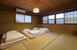 Postel nebo postele na pokoji v ubytování 今日都 Kyoto Guesthouse