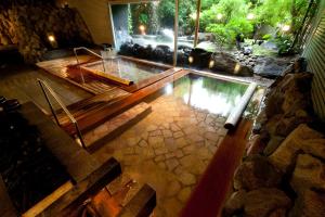 una vista aérea de una piscina en una casa en Ito Yukitei, en Ito