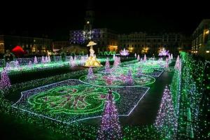 una fontana con luci natalizie in una città di notte di Apartament Akademicka a Zamość