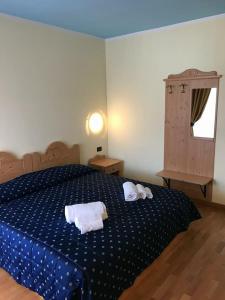 Postel nebo postele na pokoji v ubytování Hotel Sole del Baldo + 19 fotografií