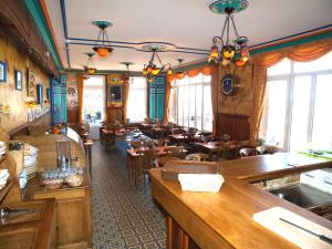 ル・トレポールにあるEts Levillain-Hotel les Caletesの木製テーブルと椅子が備わるレストラン