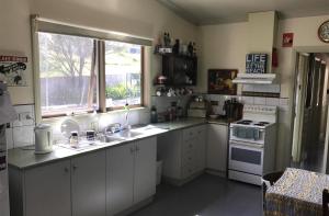 A kitchen or kitchenette at Port Campbell Guesthouse & Flash Packers