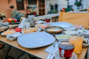 アンタルヤにあるPatio Hotelの食器、飲み物 +34枚の写真