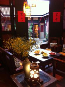 ein Esszimmer mit einem Tisch und einer Kerze darauf in der Unterkunft Grace Kinmen B&B in Jincheng