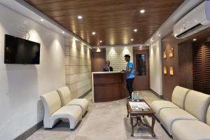 Rester Xpress Santacruz في مومباي: رجل يقف عند بار في بهو الفندق