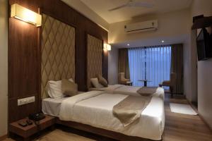 孟買的住宿－The Aarya，酒店客房设有两张床和窗户。