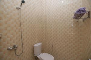 łazienka z toaletą w kabinie prysznicową w obiekcie RedDoorz near Jalan Kolonel Haji Burlian Palembang w mieście Palembang