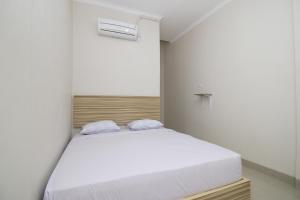 Postel nebo postele na pokoji v ubytování RedDoorz near Jalan Kolonel Haji Burlian Palembang + 27 fotografií