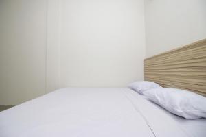 Postel nebo postele na pokoji v ubytování RedDoorz near Jalan Kolonel Haji Burlian Palembang