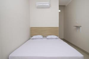 Postel nebo postele na pokoji v ubytování RedDoorz near Jalan Kolonel Haji Burlian Palembang