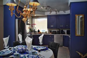a kitchen with blue cabinets and a table with chairs at Gîte chez Baza B and B in Shawinigan