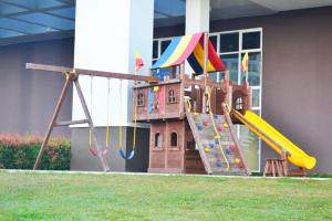 einen Spielplatz mit Rutsche und Spielstruktur in der Unterkunft Hannah's Place at Wind Residences in Tagaytay
