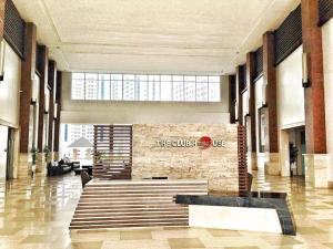 Die Lobby eines Gebäudes mit einem Schild an der Wand in der Unterkunft Hannah's Place at Wind Residences in Tagaytay + 16 Fotos