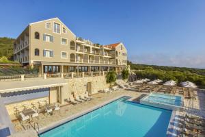 Bazén v ubytování Almyra Hotel nebo v jeho okolí