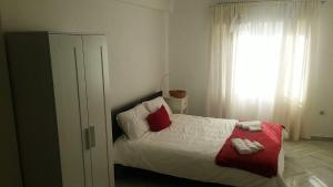 ヘレス・デ・ラ・フロンテーラにあるEl centro de Jerez a tu alcanceのベッドルーム1室(赤毛布、窓付)