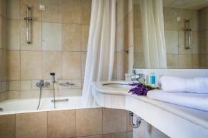 Koupelna v ubytování Almyra Hotel