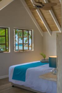 Postel nebo postele na pokoji v ubytování Le Nautique Waterfront Hotel La Digue