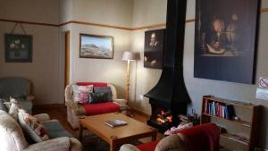 uma sala de estar com lareira em Kambro Kind em Sutherland