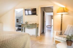 フィスカルドにあるAlmyra Hotelのベッドルーム1室(ベッド1台付)、リビングルームが備わります。