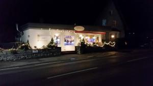 ein Haus mit Weihnachtslichtern an der Straßenseite in der Unterkunft Gasthaus Sofram in Frastanz