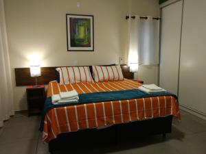 een slaapkamer met een bed met twee handdoeken erop bij Studios Formanabá in Florianópolis +93 foto's