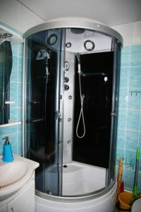 ベレズニキにあるПятилетки 113のバスルーム(ガラスドア付きのシャワー付)