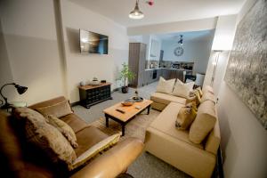 ヘスウォールにあるBarnston House - Heswall - spacious homely holiday home by Rework Accommodationのリビングルーム(ソファ2台、テーブル付)