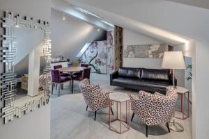 巴登smartroom The Residence la Cittadella Baden的带沙发、椅子和桌子的客厅 更多25张照片