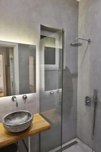 łazienka z umywalką i prysznicem w obiekcie Luxury Apartment near Acropolis w Atenach