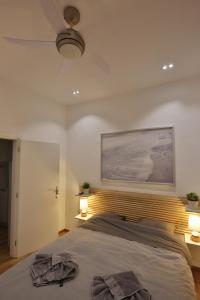 sypialnia z łóżkiem i dwoma ręcznikami na nim w obiekcie Luxury Apartment near Acropolis w Atenach +13 zdjęć