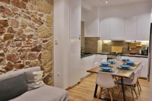 A kitchen or kitchenette at Luxury Apartment near Acropolis