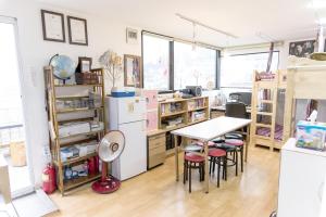 ソウルにあるフォトパーク ゲストハウスの部屋にテーブルと椅子のあるキッチン