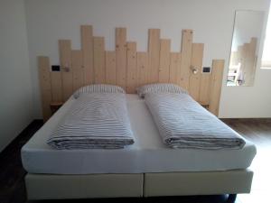 Postel nebo postele na pokoji v ubytování AGRITURISMO MASO PERTENER -adults friendly-