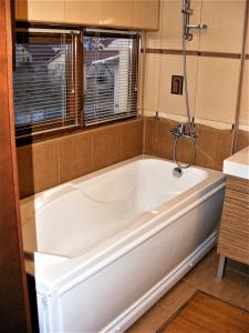 ママイア・ノルドにあるLa Dolce Vitaの窓付きのバスルーム(白いバスタブ付)