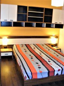 ママイア・ノルドにあるLa Dolce Vitaのベッドバイザー付きの客室の大型ベッド1台分です。
