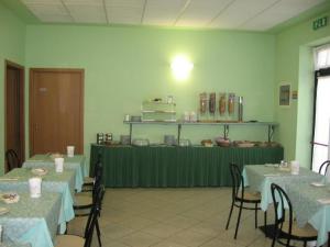 Un restaurante o sitio para comer en Albergo Elena